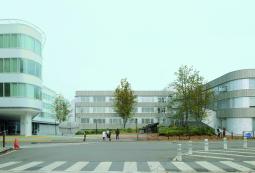 Parvis de la Faculté de Médecine du Kremlin-Bicêtre après l'opération de rénovation, avec des façades reprises