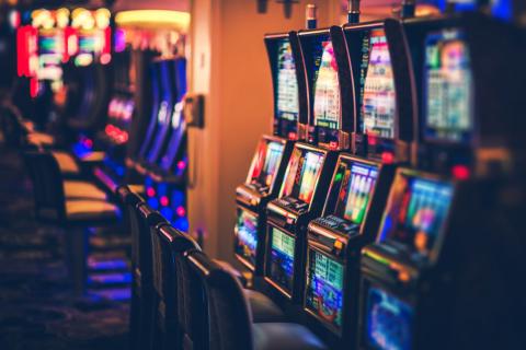 Rangées de machines à sous dans un casino.