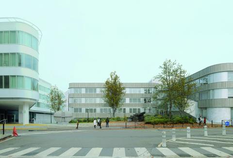 Parvis de la Faculté de Médecine du Kremlin-Bicêtre après l'opération de rénovation, avec des façades reprises
