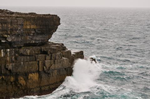 Falaise côtière de l’île d’Inis Meáin, Irlande/ Frédéric Dias.