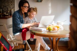 femme-teletravail-charge-enfant